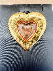 broche yves saint laurent paris je t'aime en métal doré et résine orange