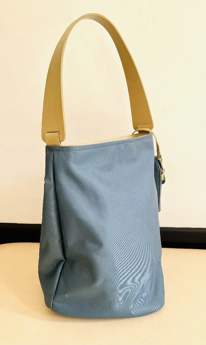 Lancel sac seau en tissu bleu et cuir beige avec une pochette