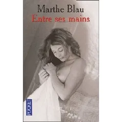 livre entre ses mains