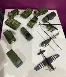 lot de vehicules militaires