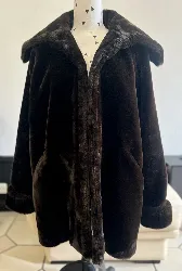 manteau ines de la fressange en fourrure synthétique marron
