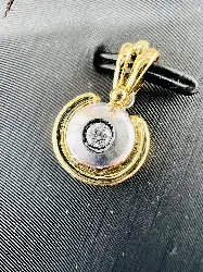 pendentif deux ors centré d'un diamant d'environ 0,10ct or 750 millième (18 ct) 2,59g