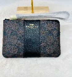 pochette coach corner zip en toile monogram marron et garniture noire