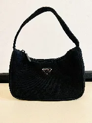 prada mini sac re-edition 2000 en nylon noir