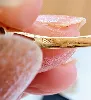 bague or centrée d'un saphir épaulé de 4 diamants or 750 millième (18 ct) 2,46g