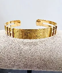 bracelet jonc ouvert texturé or 750 millième (18 ct) 28,65g