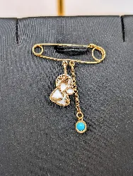broche épingle ornée d'un motif en nacre et perle de turquoise or 750 millième (18 ct) 1,94g