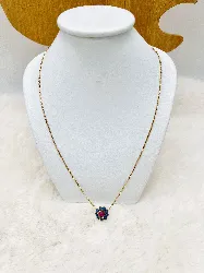 collier pendentif fleur ornée d'un rubis et 9 sphirs traîtés taille cabochon or 750 millième (18 ct) 3,93g