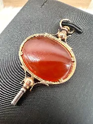 pendentif ancienne clé de montre orné d'une agate orange or 750 millième (18 ct) 5,58g