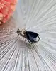 pendentif saphir bleu foncé d'environ 2,5cts surmonté de 3 diamants or 750 millième (18 ct) 2,16g