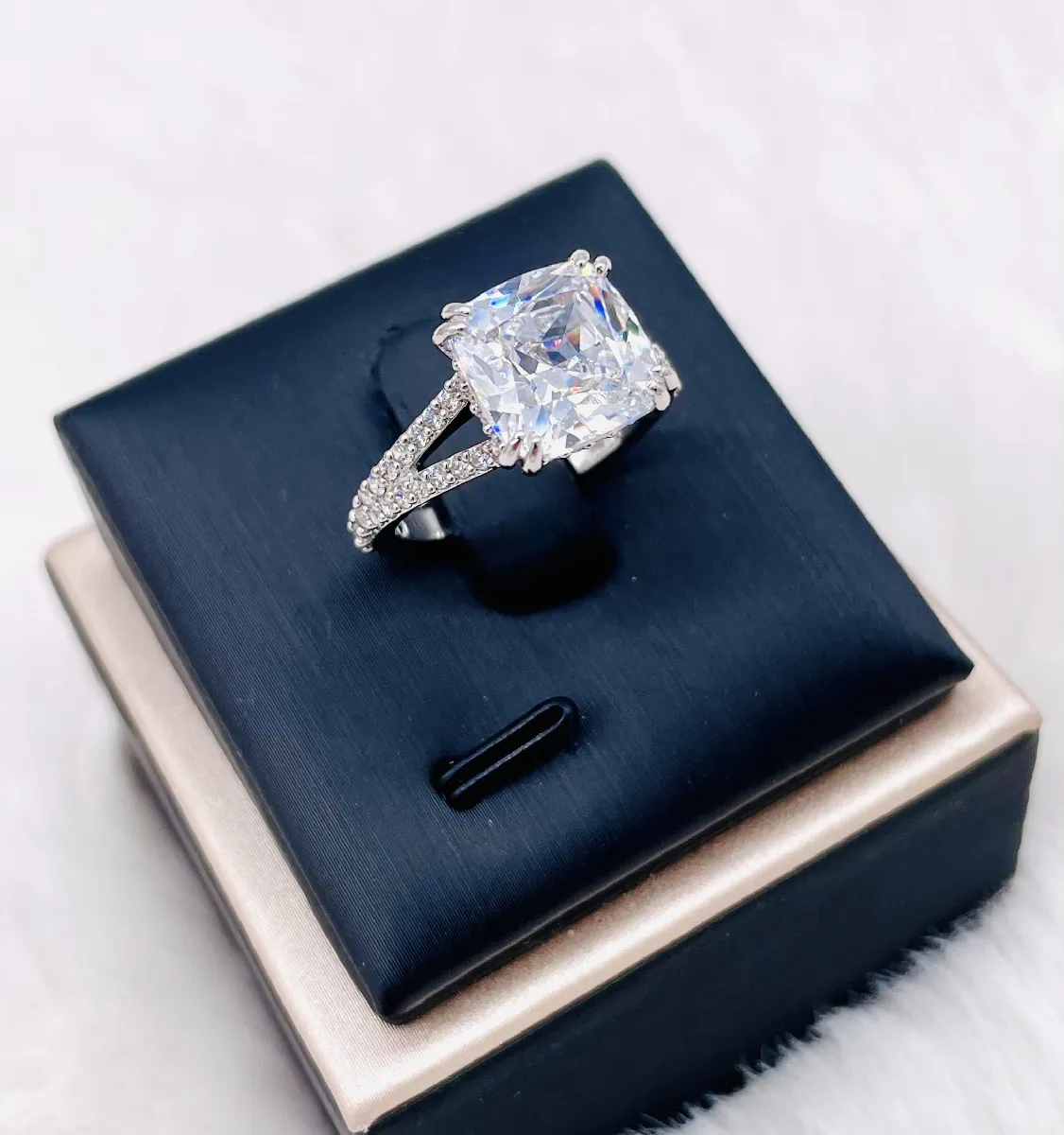 Swarovski Bague cocktail Constella en métal rhodié centrée d'un