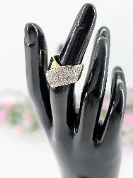 bague en 2 ors pavée de 5 lignes de diamants brillantés environ 1,2ct au total or 750 millième (18 ct) 9,91g