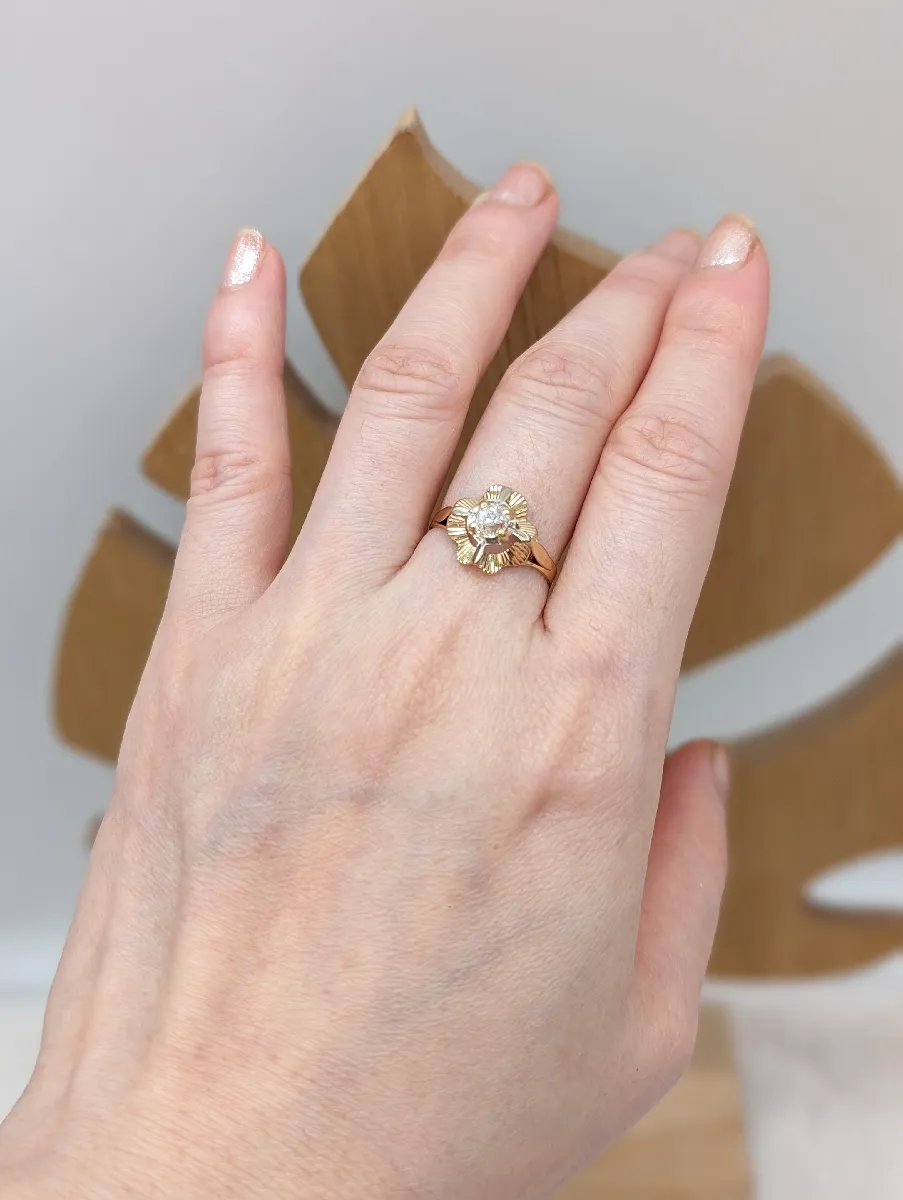 Bague forme fleur solitaire diamant d'environ 0,35ct Or 750