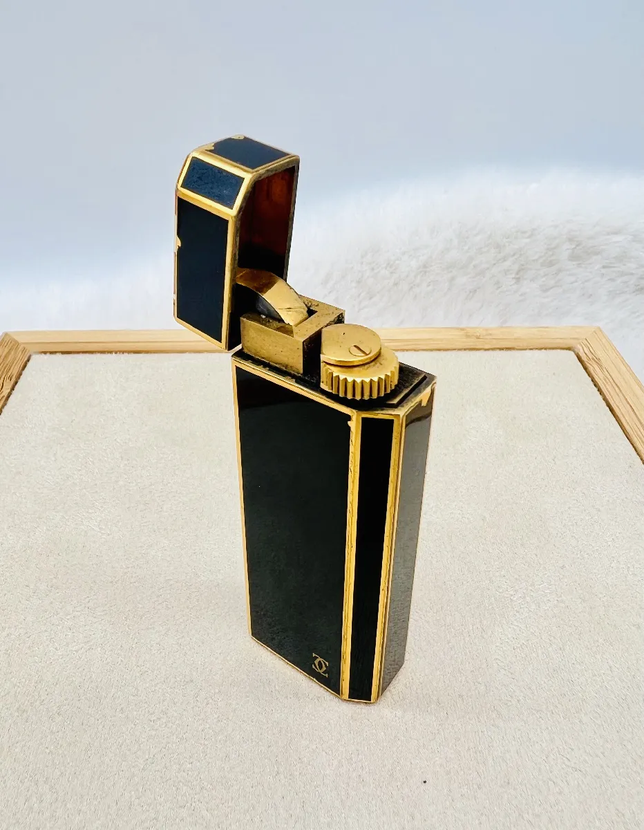 Cartier briquet must de cartier laque de Chine noir et finition