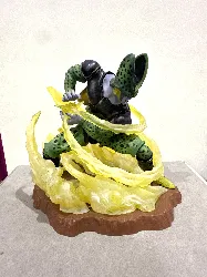 figurine dragon  ball z cell sur socle kamehameha