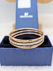 swarovski bracelet en métal doré or rose centré d'une barre pavée de cristaux
