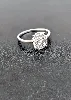 bague or blanc motif ovale pavé de petits diamants or 375 millième (9 ct) 2,51g