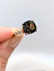 bague sertie d'un quartz fumé épaulé des lignes de petits diamants or 375 millième (9 ct) 2,56g