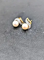 boucles d'oreilles or chacune ornée d'une perle de culture et un diamant or 750 millième (18 ct) 1,38g
