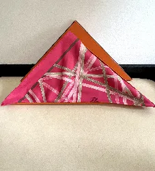 hermès foulard triangle / pointu en soie bolduc rose