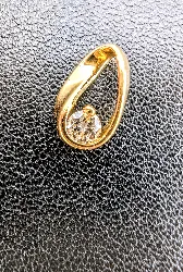 pendentif modernisé en or centré d'un diamant d'environ 0,10ct or 750 millième (18 ct) 0,67g
