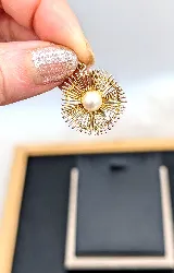 pendentif or forme soleil centrée d'une perle de culture or 750 millième (18 ct) 2,69g