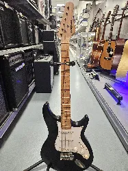 guitare behringer forme strat noir et blanc