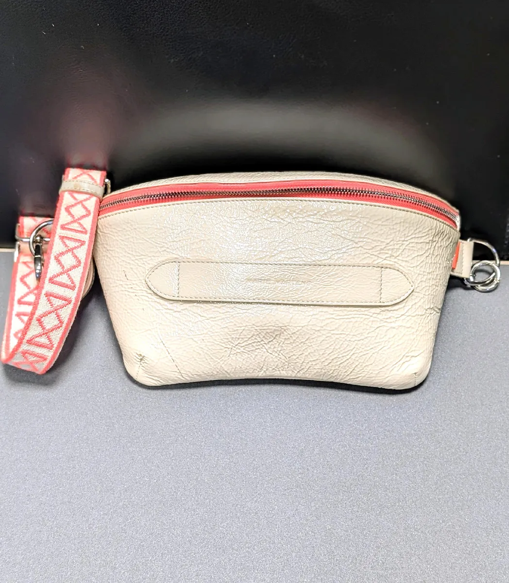 Marie Martens sac banane ceinture Neufmille en cuir vernis beige