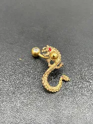 piercing motif dragon doré