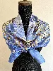 foulard hermès carré 90 les muserolles en soie avec un fond bleu et doré
