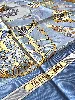 foulard hermès carré 90 les muserolles en soie avec un fond bleu et doré