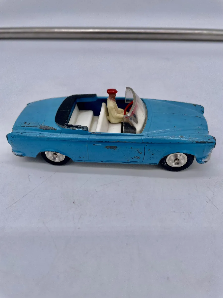 Peugeot 403 berline jaune et toit bleu de 1966 (publicité SUPER COCOTT – Bernard Miniatures