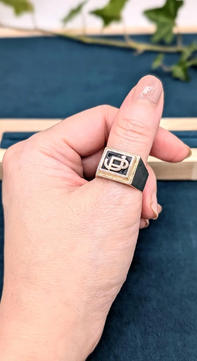 Bague chevalière homme sertie d'un onyx rectangulaire avec