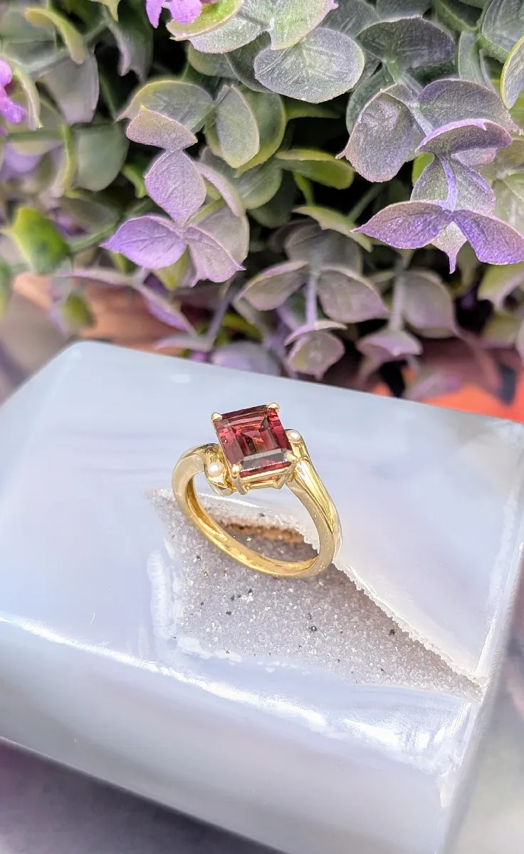 Bague En Or Centrée D'une Pierre Rectangulaire Et 2 Perles - Taille 7 - Poinçon Tête D'Aigle - Occasion