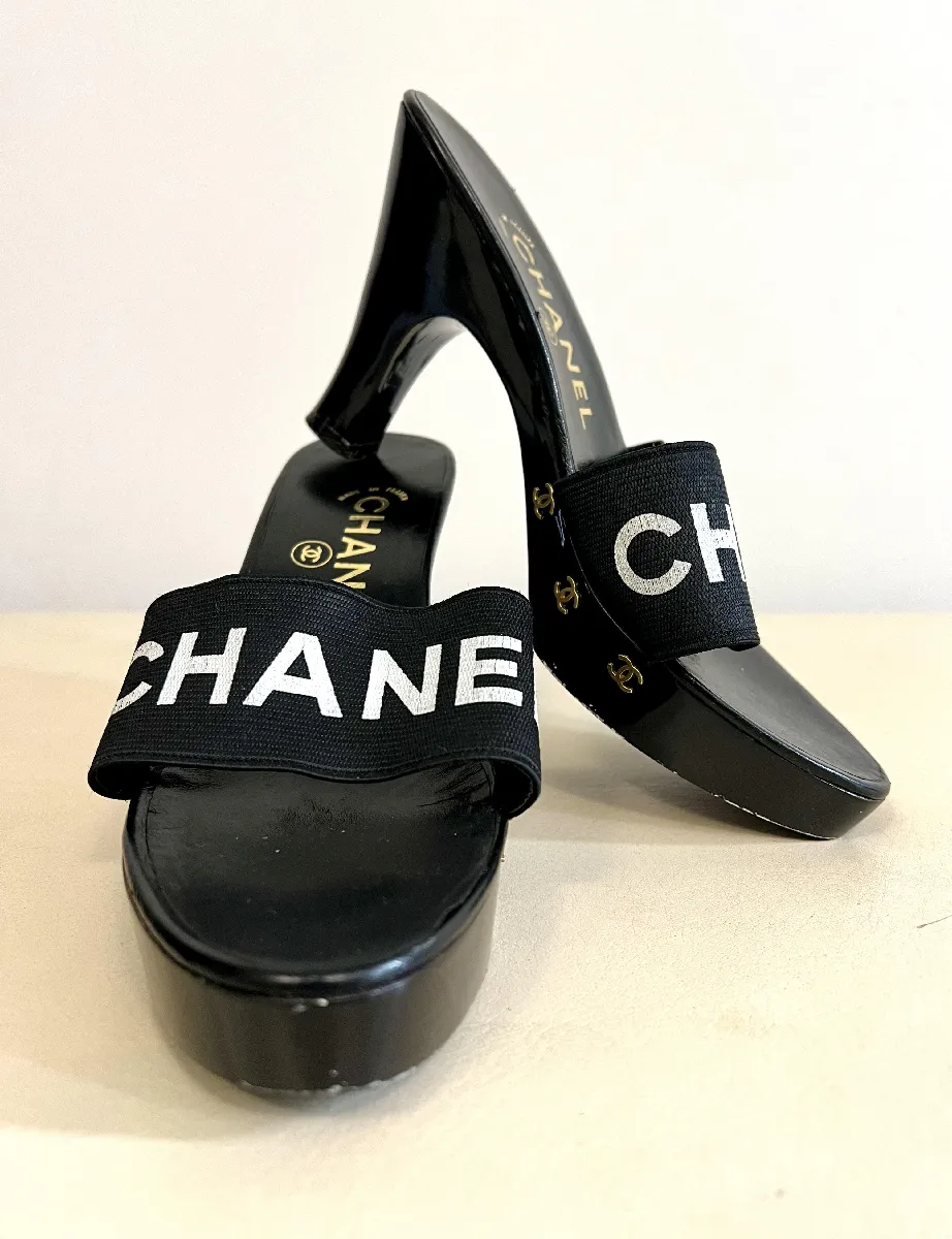Chanel Mules à talon 9,5cm en cuir noir avec les logos CC en métal
