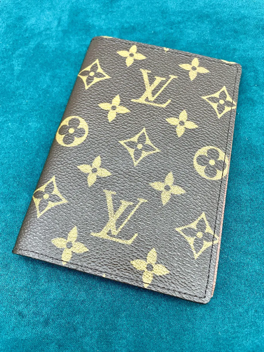 Louis Vuitton porte cartes/couverture passeport en toile monogram