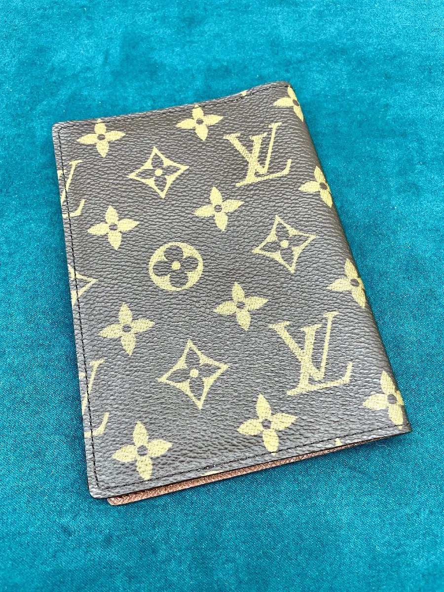 Louis Vuitton porte cartes/couverture passeport en toile monogram