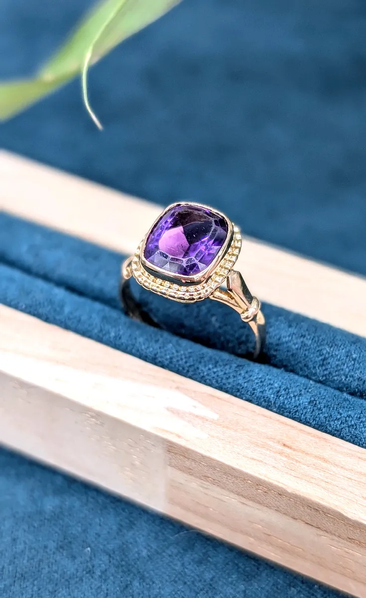 Bague En Or 18 Carats (750 Millièmes) - Pierre Violette Centrale, Motif Ajouré - Poids 1,6g - Occasion, Poinçon Tête D'aigle