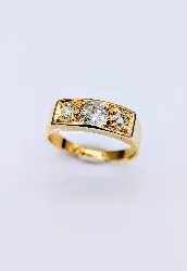 bague jarretière centrée de 3 diamants taille ancienne d'env 0,60ct au total or 750 millième (18 ct) 4,50g