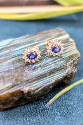 boucles d'oreilles marguerite chacune centrée d'un saphir entouré de 12 petits diamants or 750 millième (18 ct) 2,94g