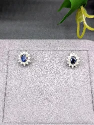 boucles d'oreilles marguerite chacune sertie d'un saphir entouré de diamants or 375 millième (9 ct) 3,40g