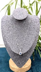 collier orné d'un pendentif marguerite saphir entouré de 12 diamants or 375 millième (9 ct) 3,79g