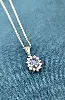 collier orné d'un pendentif marguerite saphir entouré de 12 diamants or 375 millième (9 ct) 3,79g