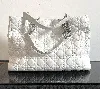 dior sac cabas dior soft en cuir blanc modèle moyen (repeint récemment)
