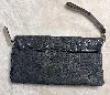 pochette guess imprimé animal léopard et crocodile