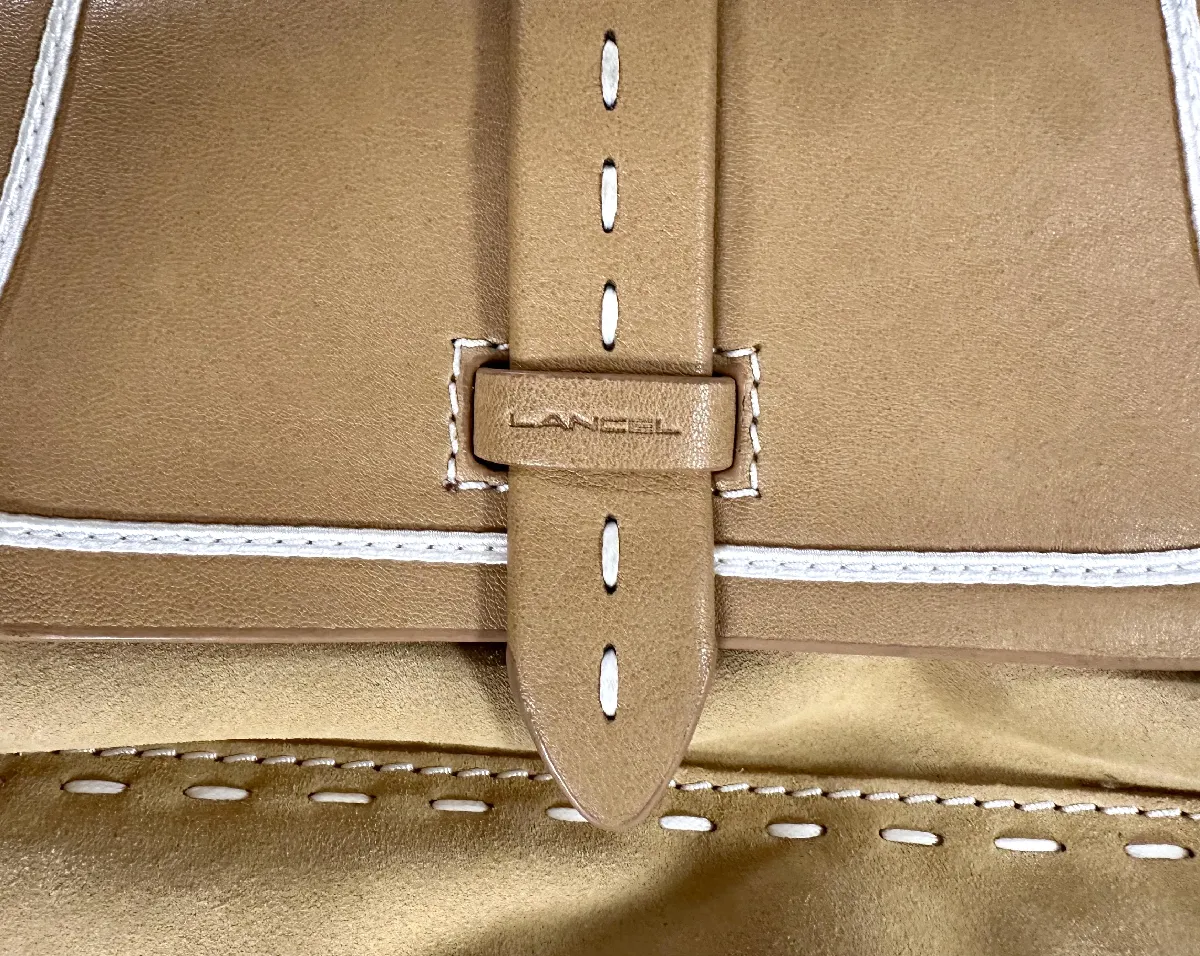 Sac Lancel porté épaule en cuir retourné beige et sûrpiqure