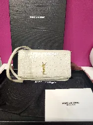 yves saint laurent cassandre phone case en cuir embossé crocodile