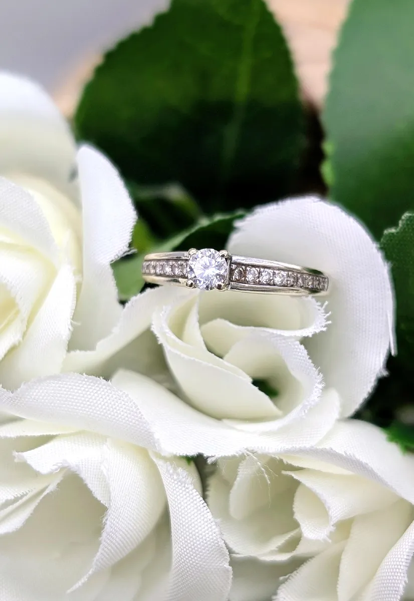 Bague En Or Blanc Avec Diamant Central Et 18 Petits Diamants - Occasion, Diamants Environ 0 Carat