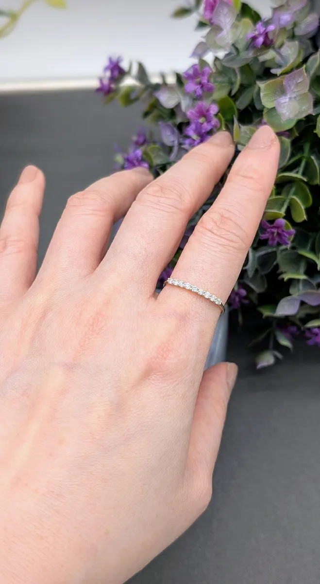 Bague Or Demi-alliance Sertie D'une Ligne De Diamants (env. 0.18ct) - Occasion - Modèle Illustration