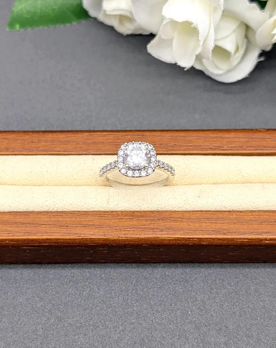 Bague Solitaire En Or Blanc Avec Oxydes Ronds - Occasion - Style Classique
